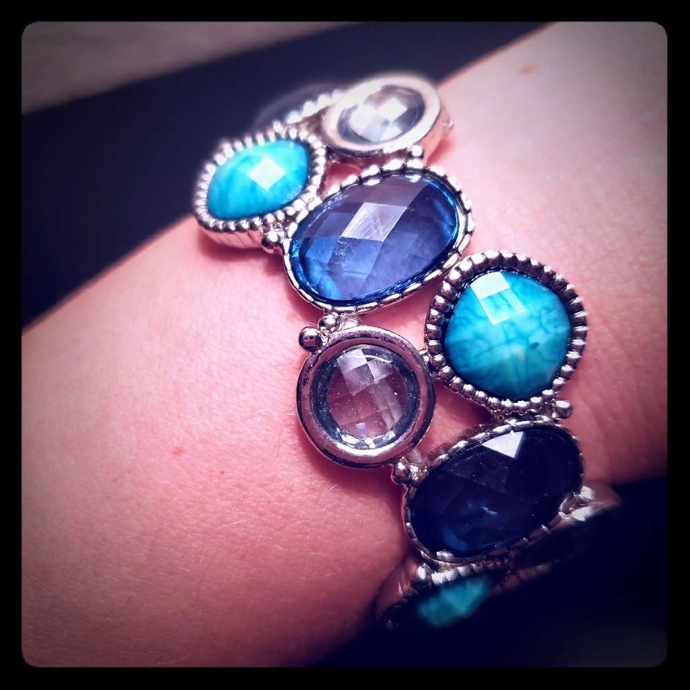Bracelet, earrings & necklace set!
